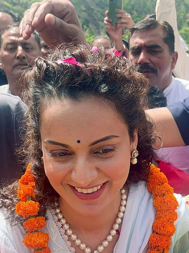 लोकसभा चुनाव से पहले कंगना रनौत ने खुद को गिफ्ट की ये लग्जरी कार, देखें VIDEO