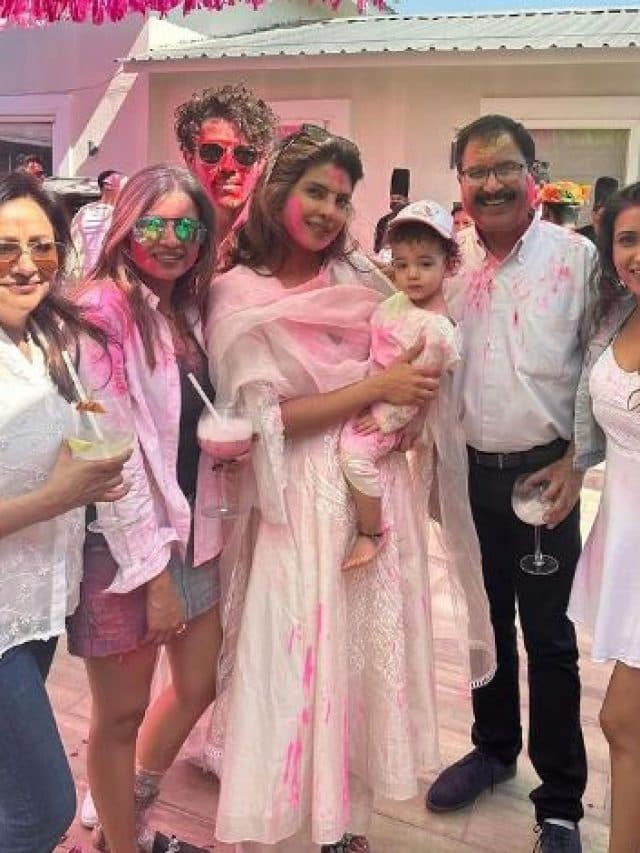 पति निक और बेटी मालती संग प्रियंका चोपड़ा ने खूब खेली होली, गुलाबी रंग में सराबोर दिखा कपल