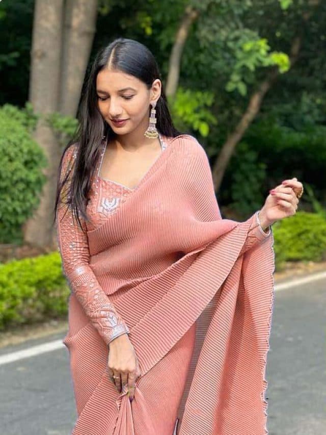 SAREE DRAPING TIPS: आज से पहले कभी नहीं पहनी साड़ी, तो इन स्टेप्स को फॉलो कर सीखें ये आसान तरीका