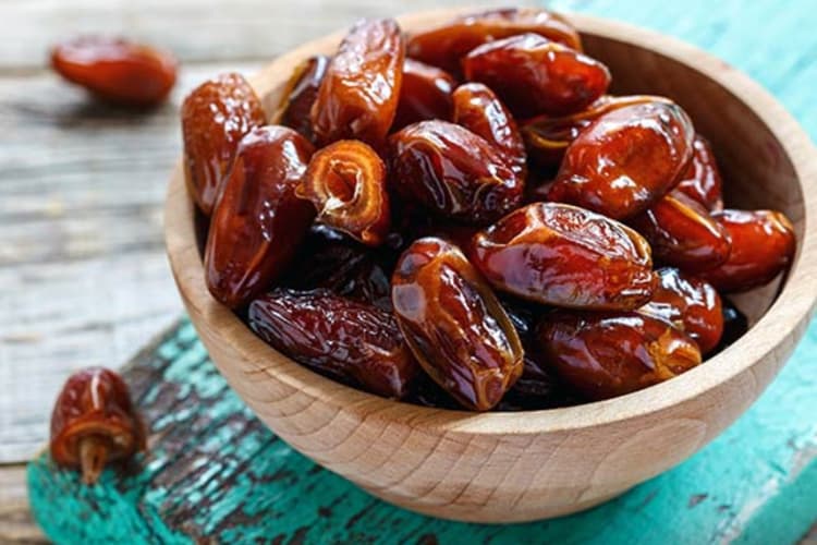 Dates Health Benefits: हर सुबह खाली पेट खाएं खजूर, अपने शरीर में दिखेंगे ये गुणकारी बदलाव
