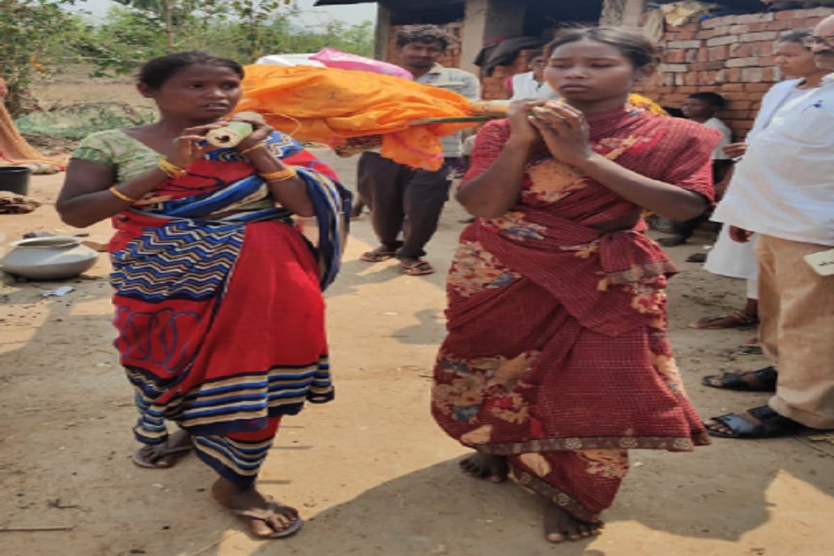 चतरा में प्रसव के बाद बिरहोर महिला की मौत, ग्रामीणों ने स्वास्थ्य विभाग पर लगाया लापरवाही का आरोप