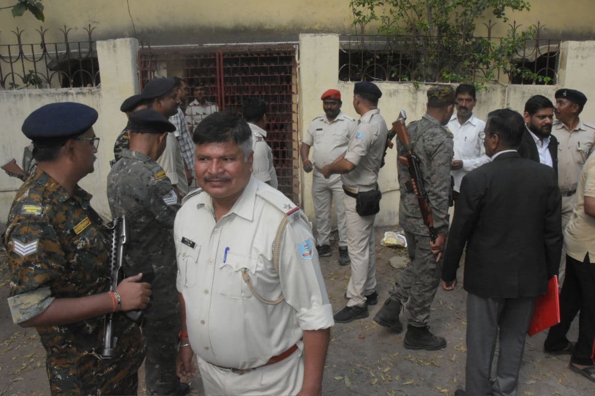 धनबाद सिविल कोर्ट परिसर में जमीन कारोबारी ने अधिवक्ता परिमल आचार्या पर किया हमला, केस दर्ज