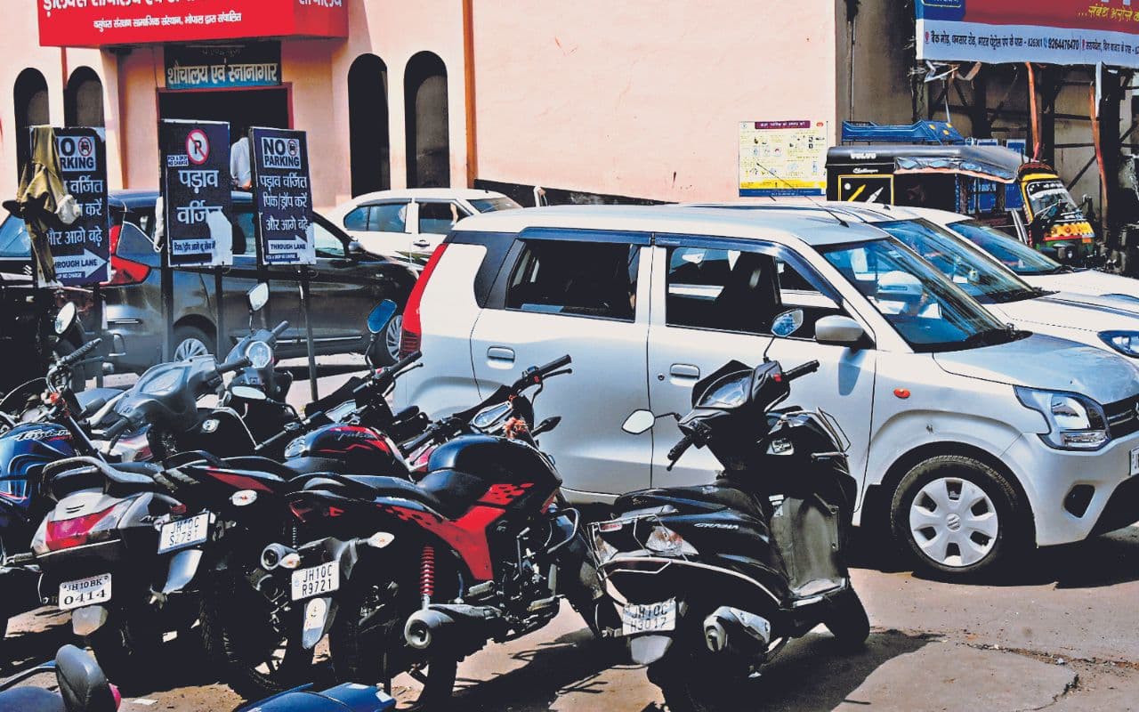 हाल धनबाद स्टेशन के सर्कुलेटिंग एरिया का : नो पार्किंग में गाड़ी खड़ी कर पैसे वसूल रहे ठेकेदार