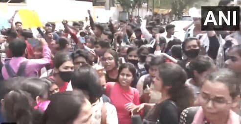 बिहार में कॉलेज से वापस स्कूल लौटने को तैयार नहीं छात्र, भाजपा कार्यालय के सामने किया प्रदर्शन
