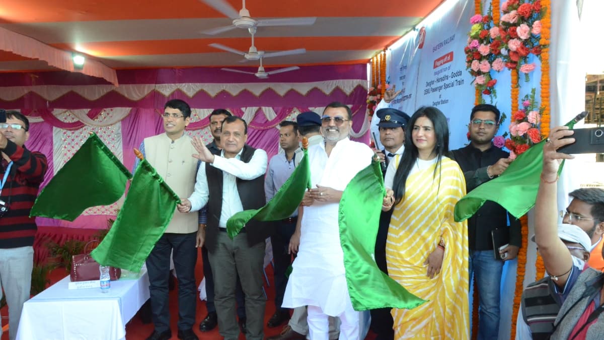 श्रीराम लला दर्शन के लिए यात्रियों का जत्था रवाना, स्पेशल ट्रेन ‘आस्था’ को सांसद डॉ निशिकांत दुबे ने दिखायी हरी झंडी श्रीराम लला दर्शन के लिए यात्रियों का जत्था रवाना, स्पेशल ट्रेन ‘आस्था’ को सांसद डॉ निशिकांत दुबे ने दिखायी हरी झंडी