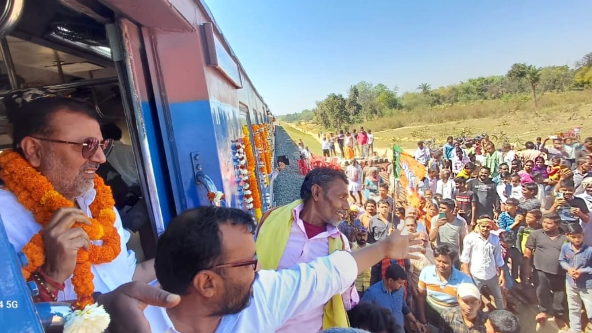 देवघर-गोड्डा रेल सेवा शुरू होने से त्योहार जैसे नजारा, महिला, बुजुर्ग व छात्रों का जताया आभार देवघर-गोड्डा रेल सेवा शुरू होने से त्योहार जैसे नजारा, महिला, बुजुर्ग व छात्रों का जताया आभार
