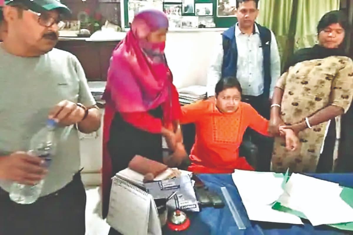 रांची : तुपुदाना थाना प्रभारी मीरा सिंह और उसके सहयोगी के ठिकानों पर इडी का छापा, मिली इतनी रकम रांची : तुपुदाना थाना प्रभारी मीरा सिंह और उसके सहयोगी के ठिकानों पर इडी का छापा, मिली इतनी रकम