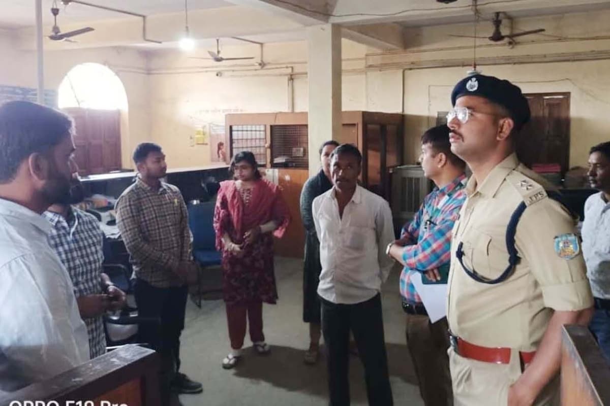 पलामू : ग्रामीण बैंक की शाखा में दिन दहाड़े हुई डकैती, हथियार दिखाकर की लूटे 5.61 लाख