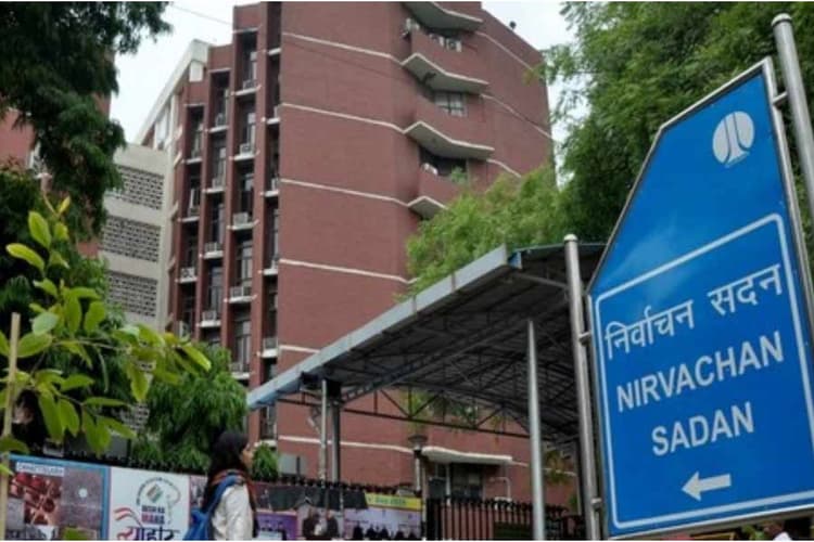 Bihar Election: बिहार में चुनाव आयोग का बड़ा एक्शन, दो जिलों के डीएम-एसपी हटाए गए