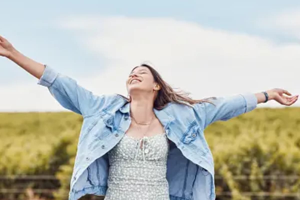 Positive Living Tips: अगर आप अपने जीवन में निराश और दुखी महसूस करते हैं, तो अभी अपने लाइफस्टाइल में लाएं ये आसान बदलाव