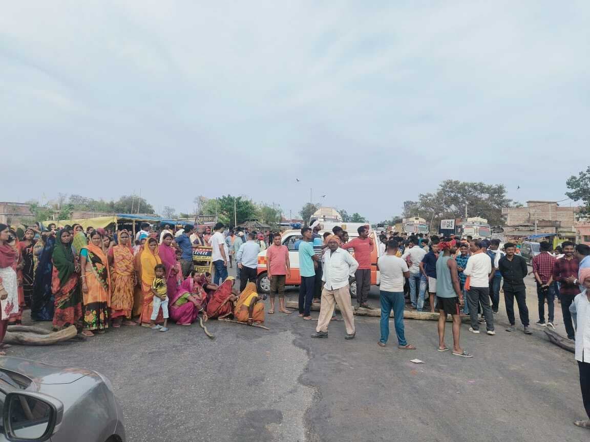 चंदवारा में हादसे के बाद रोड जाम, पथराव में थाना प्रभारी घायल