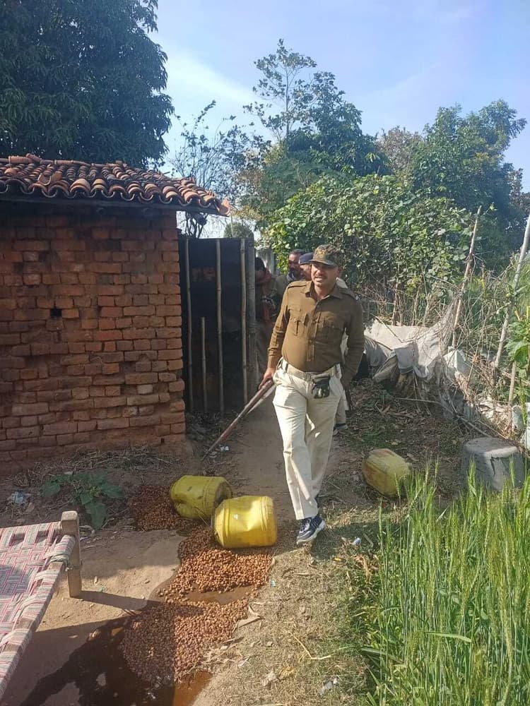 गिरिडीह व जमुई के उत्पाद विभाग ने शराब भट्ठियों किया ध्वस्त