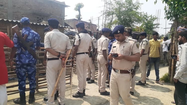 सोये में पत्नी व तीन पुत्रियों की हत्या कर सनकी पति फरार