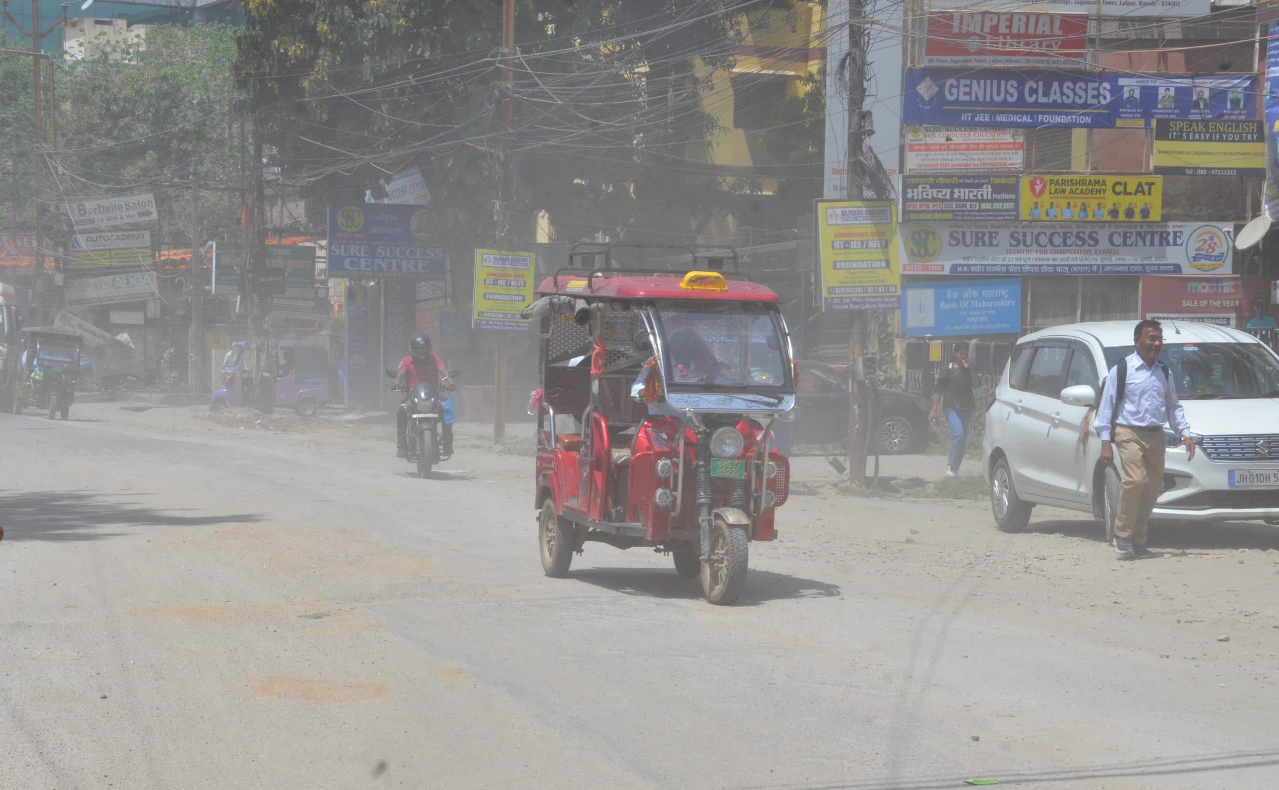 शहर को नर्क बना रहा जुडको, सड़कों पर चलना हुआ मुश्किल, धूल से परेशान हैं लोग