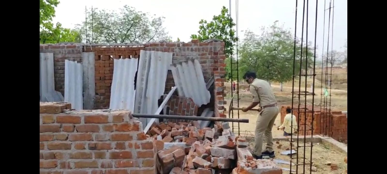 अतिक्रमण हटाने गयी वन विभाग की टीम पर हमला, वाहन क्षतिग्रस्त