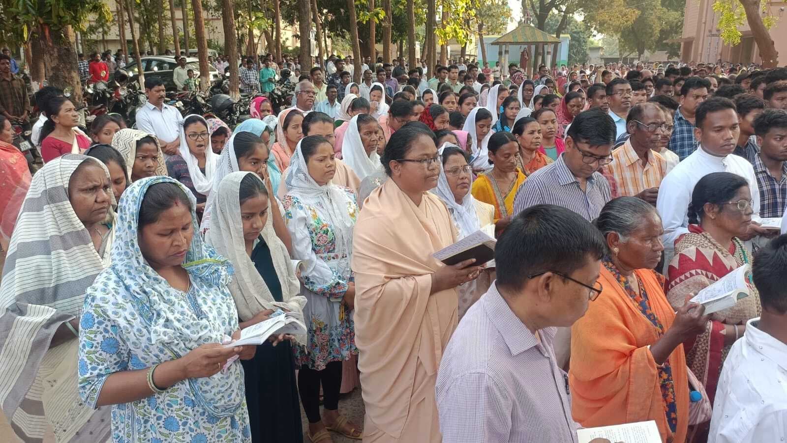 दुमका के दुधानी स्थित रोमन कैथोलिक चर्च से निकाली गयी शोभा यात्रा