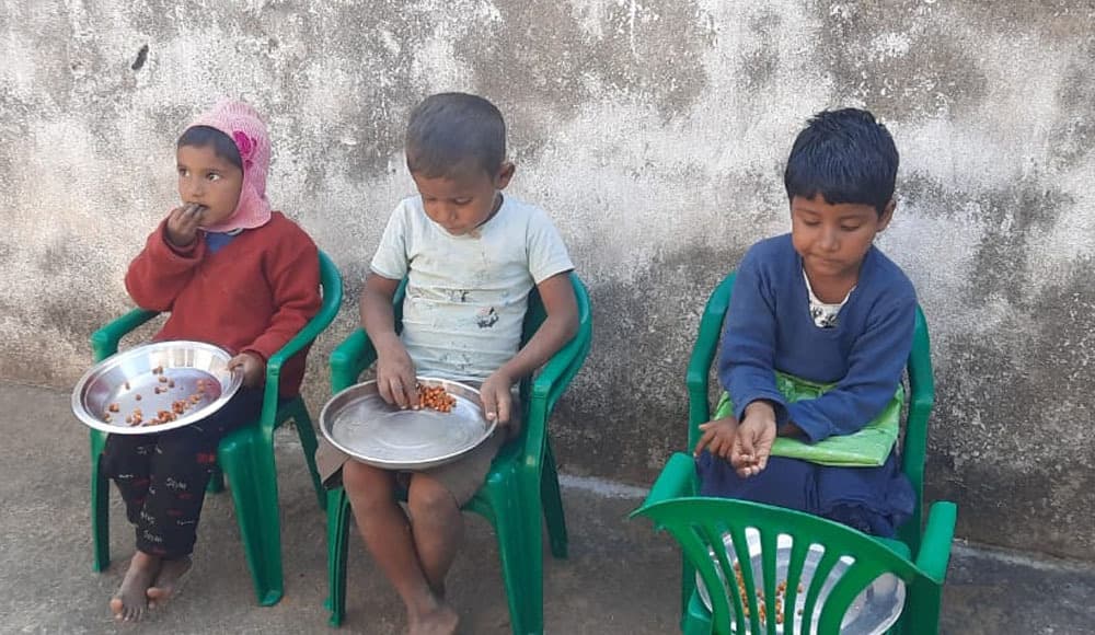 भगवान भरोसे संचालित हो रहे हैं आंगनबाड़ी केंद्र