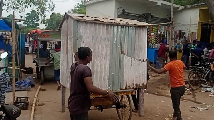 नप क्षेत्र में अतिक्रमण पर चला प्रशासन का डंडा, दुकानदारों को दी हिदायत