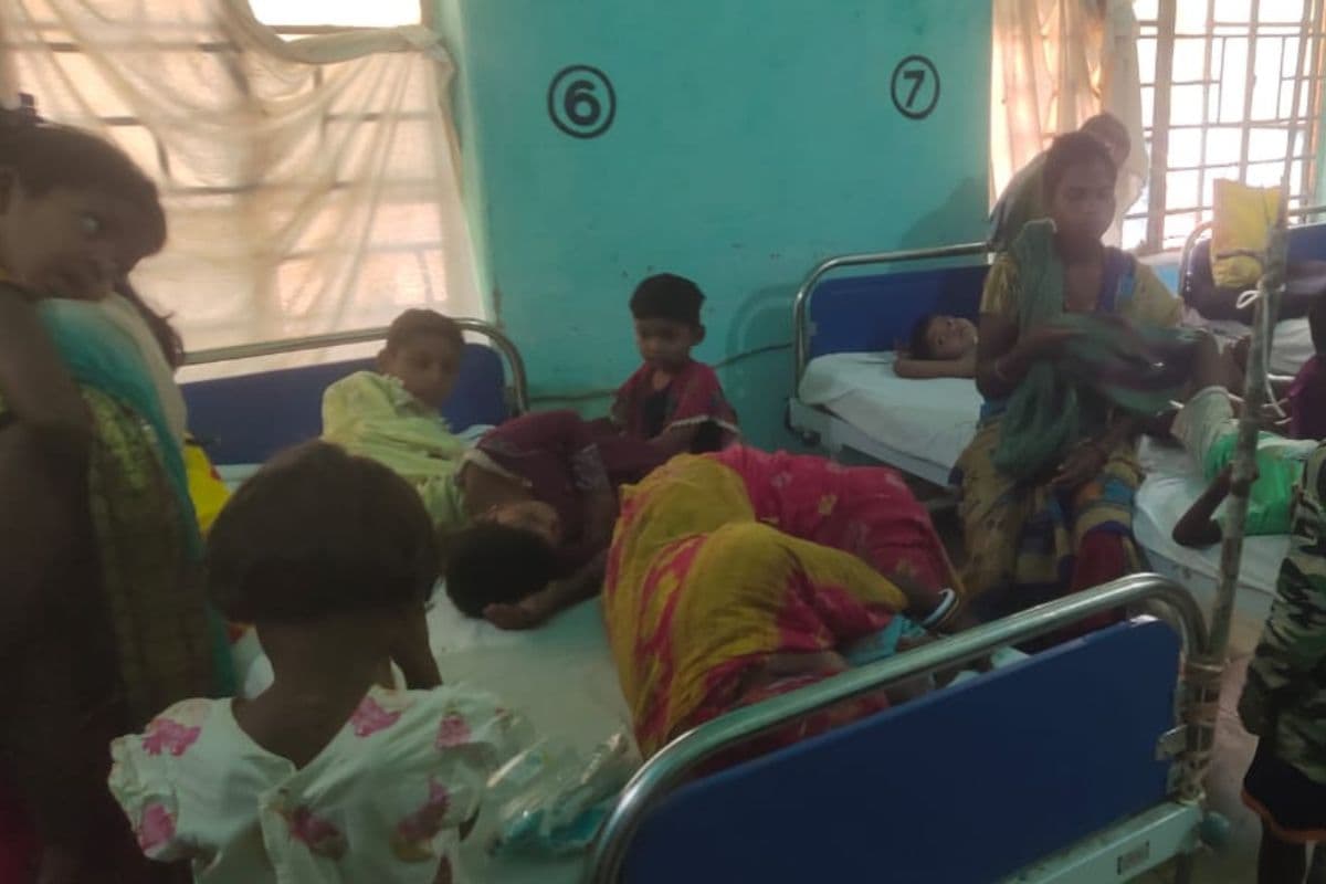 अस्पताल में एडमिट फूड प्वाइजनिंग के शिकार लोग