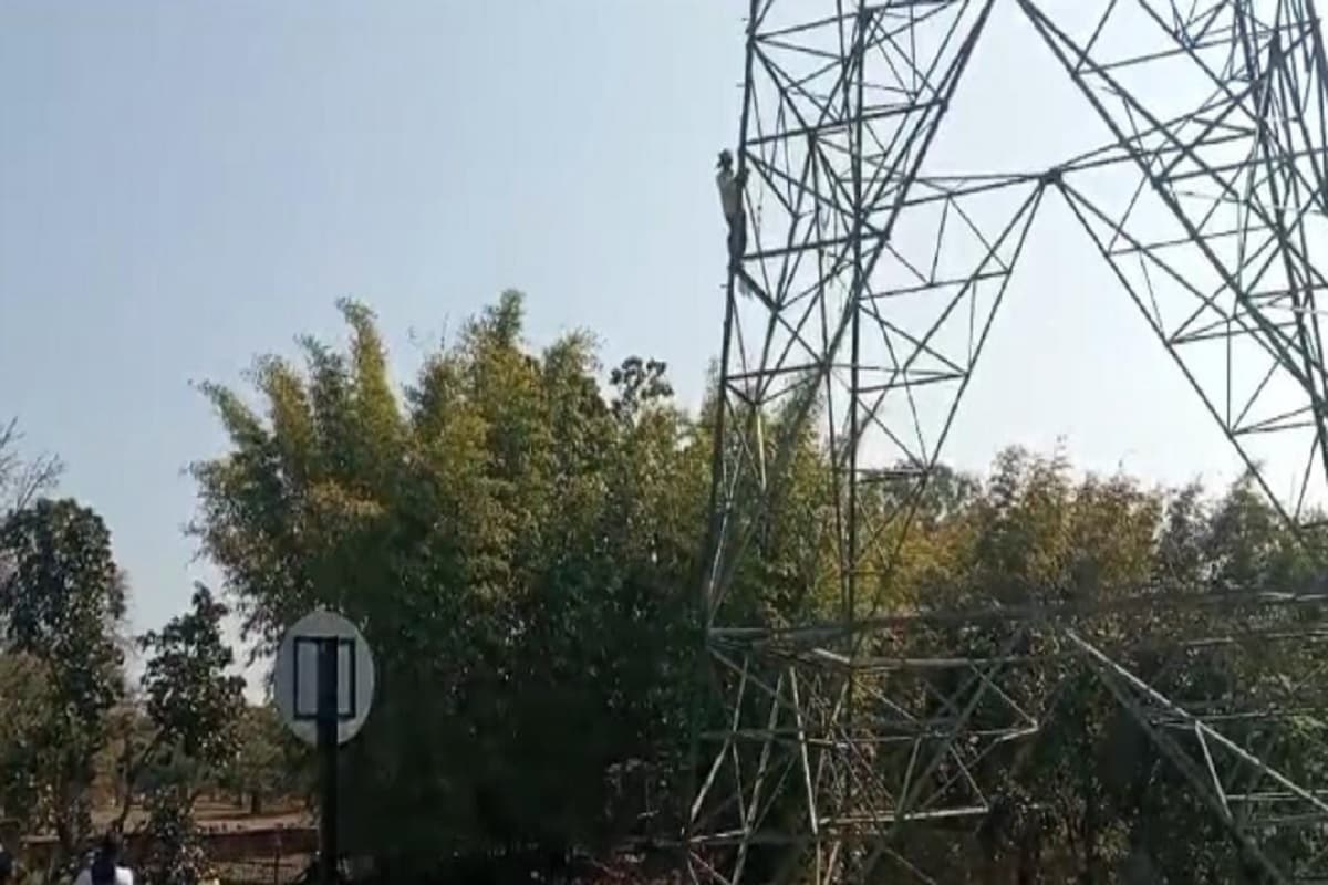 गिरिडीह में बिजली के टावर पर चढ़कर युवक ने किया हाई वोल्टेज ड्रामा, ग्रामीणों को समझाने में छूटे पसीने