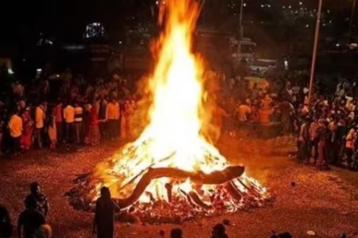 Holi 2024: होलिका दहन की चुटकी भर राख से दूर होगी आर्थिक परेशानी, जानें इसके पीछे की धार्मिक मान्यताएं