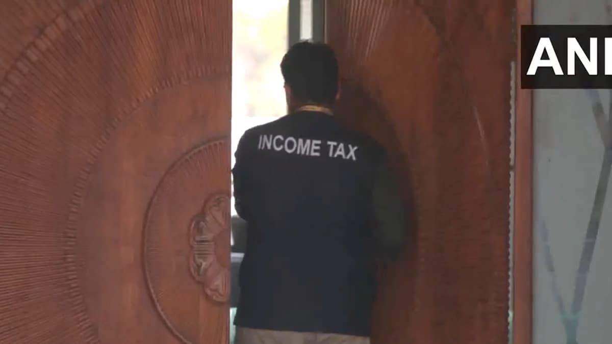 Income Tax Raid: рдореБрдЬрдлреНрдлрд░рдкреБрд░ рдореЗрдВ рдкреВрд░реНрд╡ рдкрд╛рд░реНрд╖рдж рд╡рд┐рдЬрдп рдЭрд╛ рдЧрд┐рд░рдлреНрддрд╛рд░, рд╣рд┐рд░рд╛рд╕рдд рдореЗрдВ рдкрддреНрдиреА