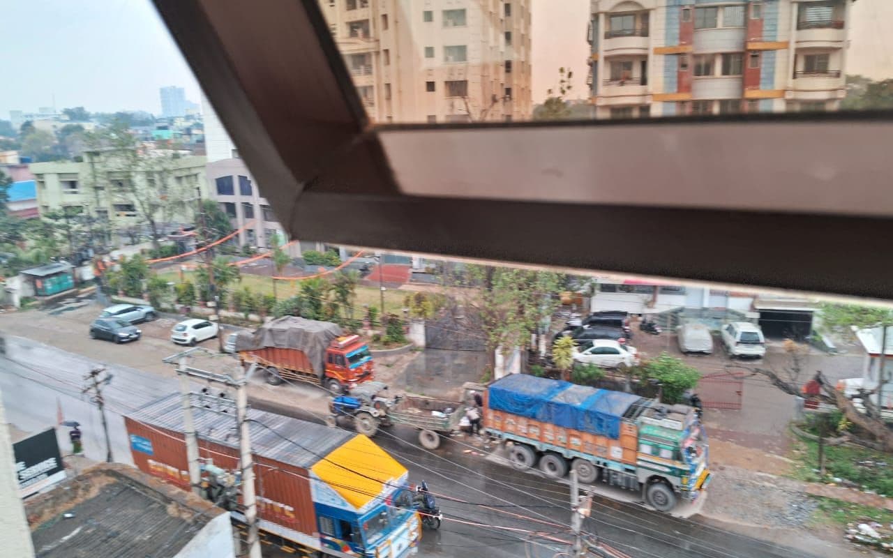 IMD Alert: मौसम ने ली करवट, कई जिलों में शुरू हुई बारिश, वर्षा-वज्रपात का येलो अलर्ट जारी