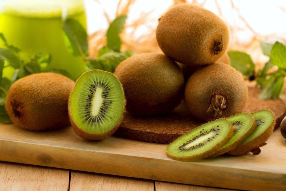 Kiwi: गर्मी में कीवी खाने से होने वाले 5 सबसे बड़े फायदे