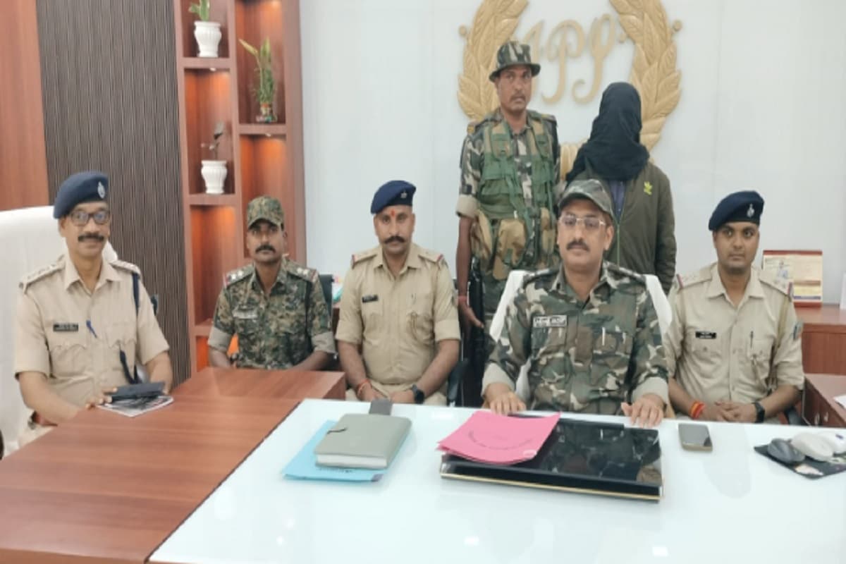 लातेहार में पुलिस को मिली बड़ी कामयाबी, 5 लाख का इनामी नक्सली गिरफ्तार लातेहार में पुलिस को मिली बड़ी कामयाबी, 5 लाख का इनामी नक्सली गिरफ्तार
