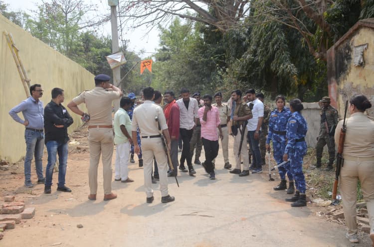TMBU की जमीन पर चला बुलडोजर, थाना और एमबीए कैंपस के सामने से हटाया गया अतिक्रमण