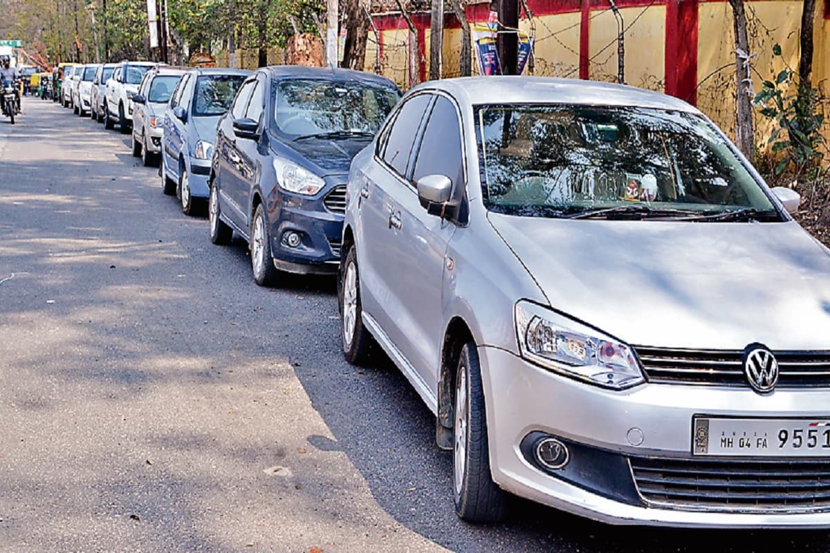 सड़क किनारे लगने वाले ठेला और वाहन खड़े करने वालों की वजह से लग रहा जाम, रांची नगर निगम बेपरवाह