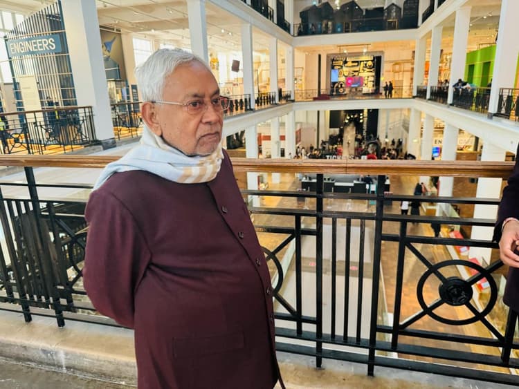 विदेश यात्रा से रिटर्न हुए सीएम नीतीश कुमार, कैबिनेट विस्तार और सीट शेयरिंग को लेकर चर्चा तेज