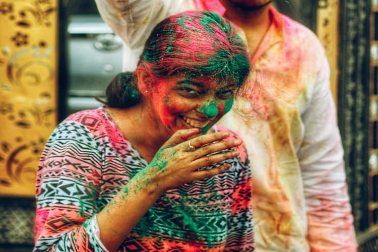 Holi Outfit Ideas: होली पर बनाना चाहती हैं अलग पहचान? ट्राई करें ये आउटफिट आइडियाज