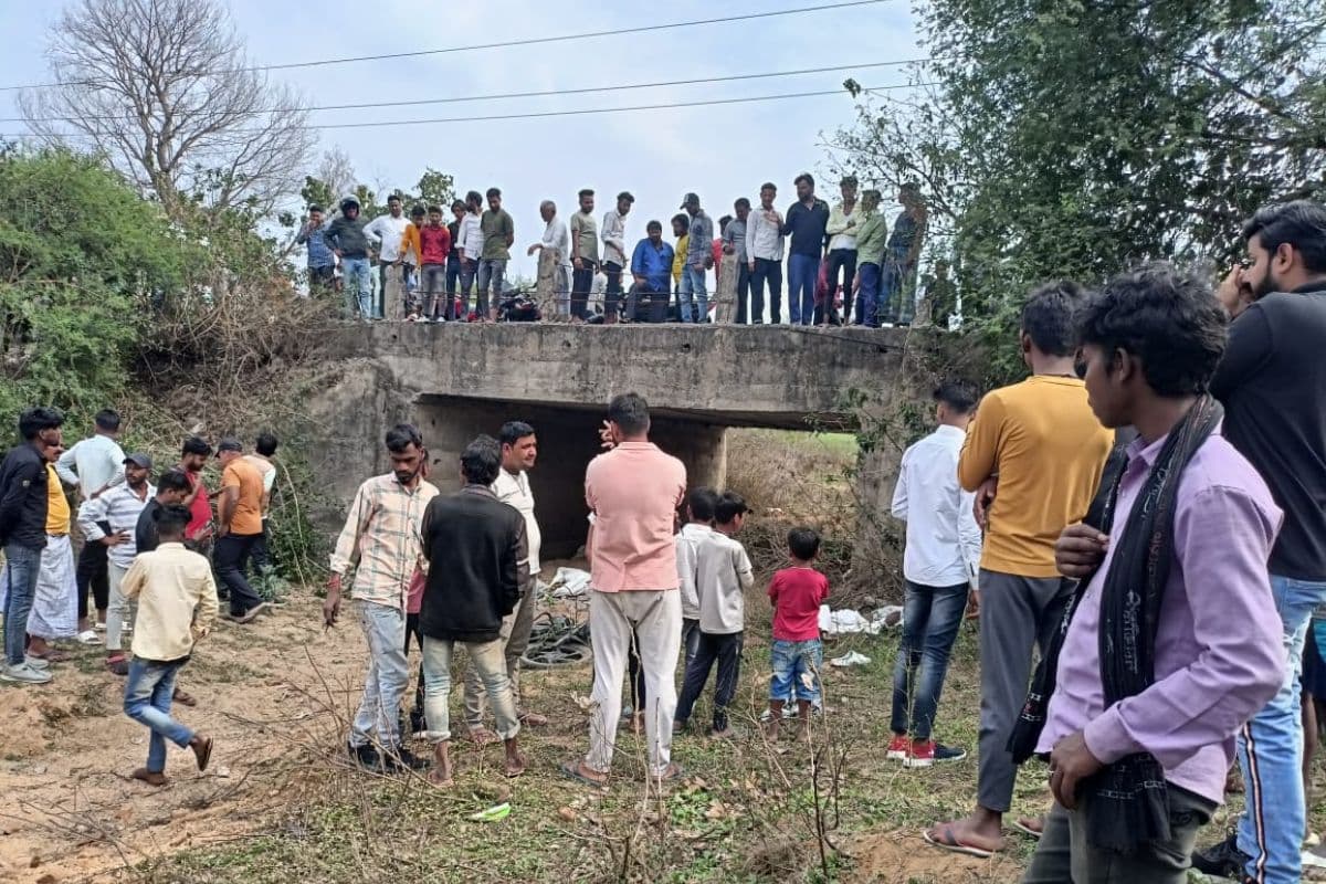 Road Accident: झारखंड के पलामू में दो छात्रों की मौत, दो की हालत गंभीर, नौवीं की परीक्षा देकर एक बाइक ही पर निकले थे घूमने