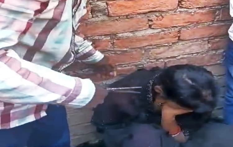 बिहार में पंचायत का तुगलकी फरमान, छोटी सी बात पर महिला का मुंडवाया सिर