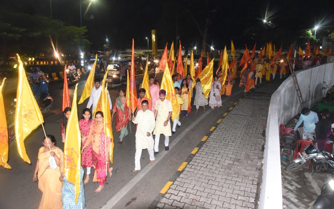 फूलों के रथ पर सवार हो नगर भ्रमण पर निकले प्रभु श्री श्याम, 3000 भक्तों ने उठाया निशान