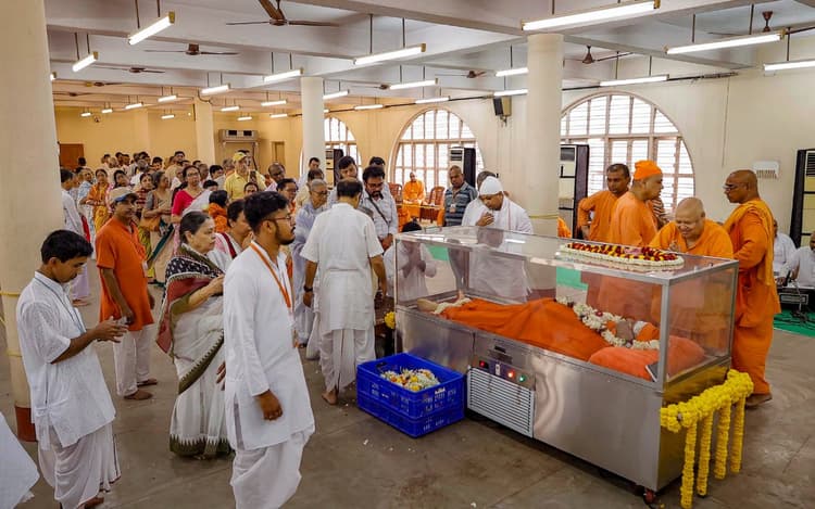 बेलूड़ मठ में स्वामी स्मरणानंद महाराज को श्रद्धांजलि देने के लिए उमड़ी भीड़