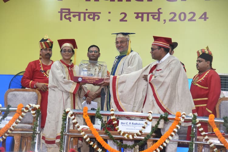 जमशेदपुर वीमेंस यूनिवर्सिटी के प्रथम दीक्षांत समारोह में 28 छात्राओं को मिला गोल्ड मेडल