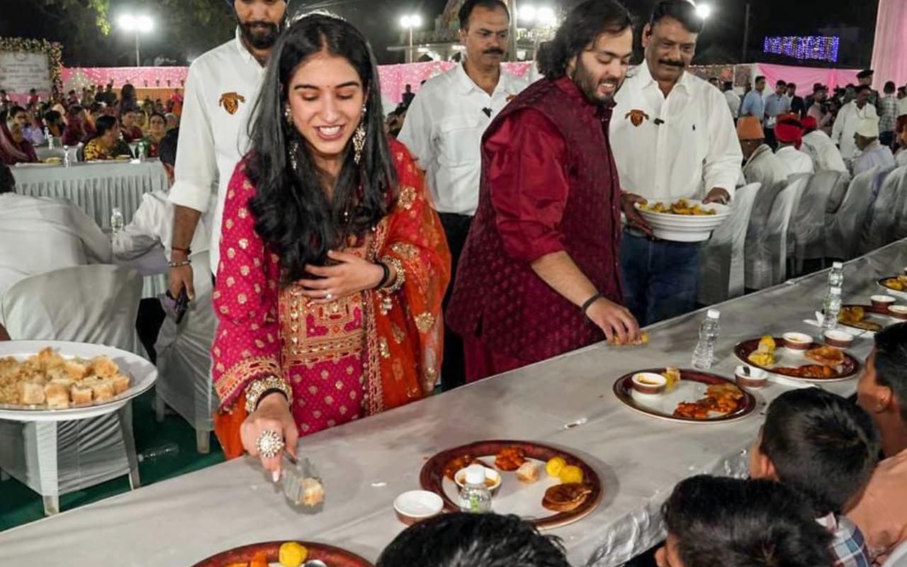 Anant Ambani-Radhika Merchant Pre Wedding: सिर्फ सुंदरता ही नहीं, संस्कारों में भी अव्वल है अंबानी परिवार की होने वाली बहू