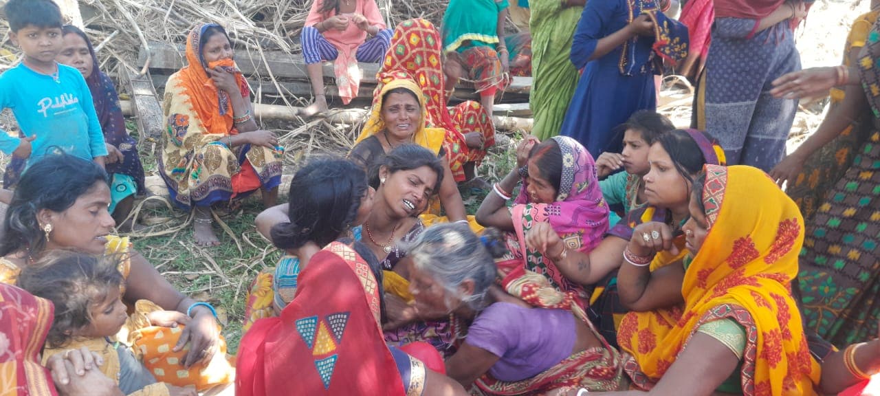 Bihar News: गोपालगंज में बिजली के शॉर्ट सर्किट से 11 घर जले, दो बच्चों की मौत Bihar News: गोपालगंज में बिजली के शॉर्ट सर्किट से 11 घर जले, दो बच्चों की मौत