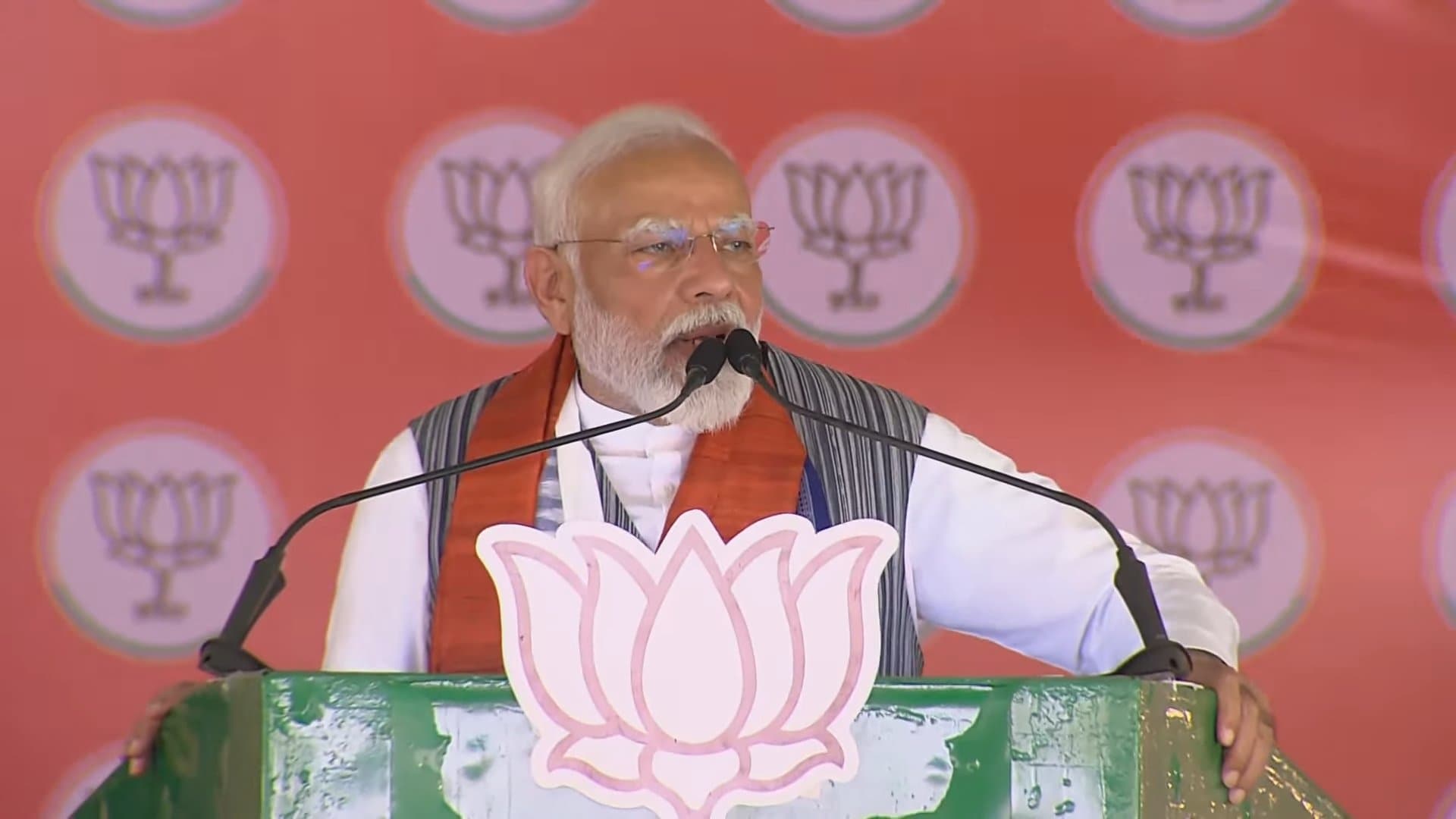 कांग्रेस की नजर आपकी संपत्ति पर है, मुंगेर में विपक्ष पर बरसे पीएम मोदी कांग्रेस की नजर आपकी संपत्ति पर है, मुंगेर में विपक्ष पर बरसे पीएम मोदी