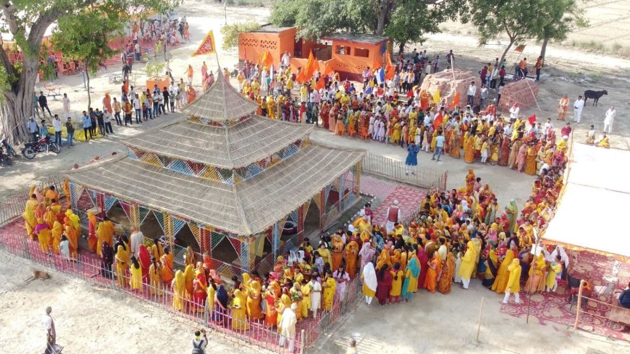 Lakshmi Narayan Yagya: बलिया के सिंहपुर में भव्य कलश शोभा यात्रा के साथ शुरू हुआ लक्ष्मी नारायण महायज्ञ, देखें अद्भुत तस्वीरें