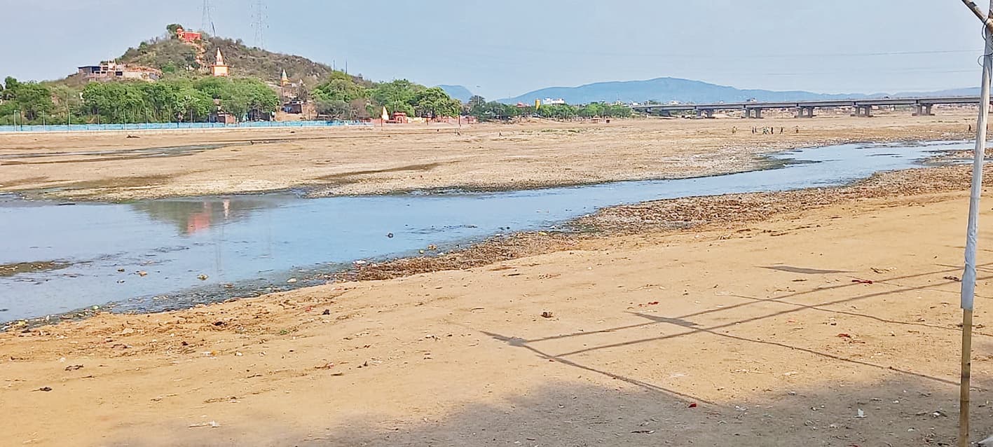 Bihar weather: गया में गर्मी व तपिश का कहर, सूखने लगे ताल-तलैया व नदियां, महिलाएं माथे पर ढो रही पानी