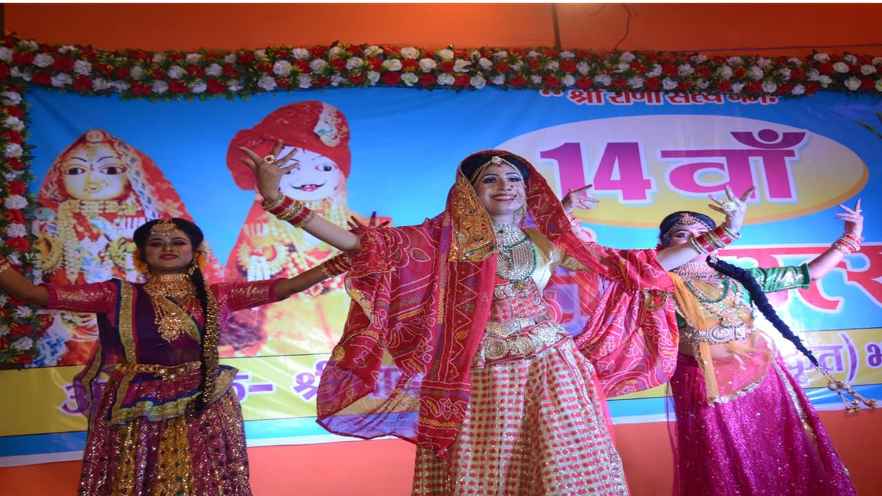 भागलपुर के चुनिहारी टोला में बसंत उत्सव को लेकर श्री दादी जी सेवा समिति द्वारा पुजा अर्चना करते श्रद्धालु