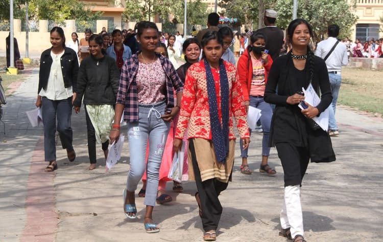 Bhagalpur News: छात्र पढ़ेंगे घर के पास वाले स्कूल में और छात्राएं जायेंगी तीन किलोमीटर दूर