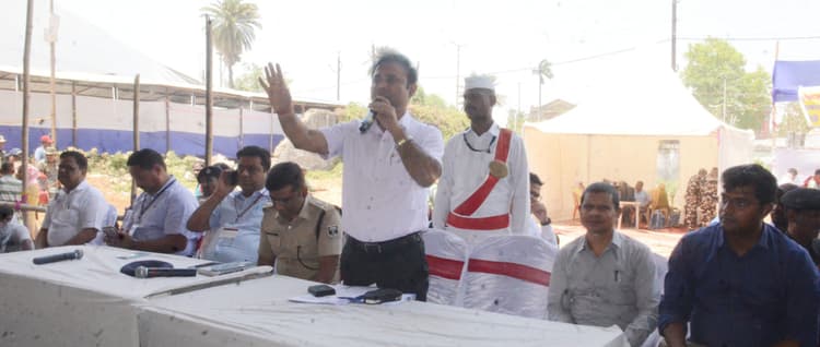 भागलपुर डिस्पैच सेंटर से मतदान कर्मी मतदान केंद्र के लिए रवाना, पढ़िए जिला निर्वाचन अधिकारी ने क्या कहा