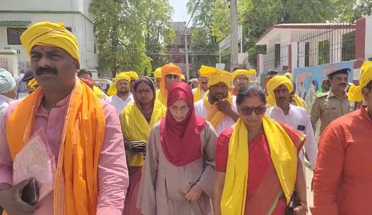 Hena Shahab: शहाबुद्दीन की पत्नी हिना शहाब ने सीवान लोकसभा सीट से किया नामांकन, समर्थक पीला और भगवा गमछा में दिखे