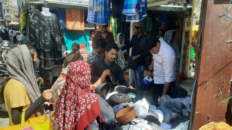 मुजफ्फरपुर में कुर्ता-पैजामा की कई वैरायटी बाजार से आउट ऑफ स्टॉक, कई वेराइटी की टोपियों भी उपलब्ध नहीं