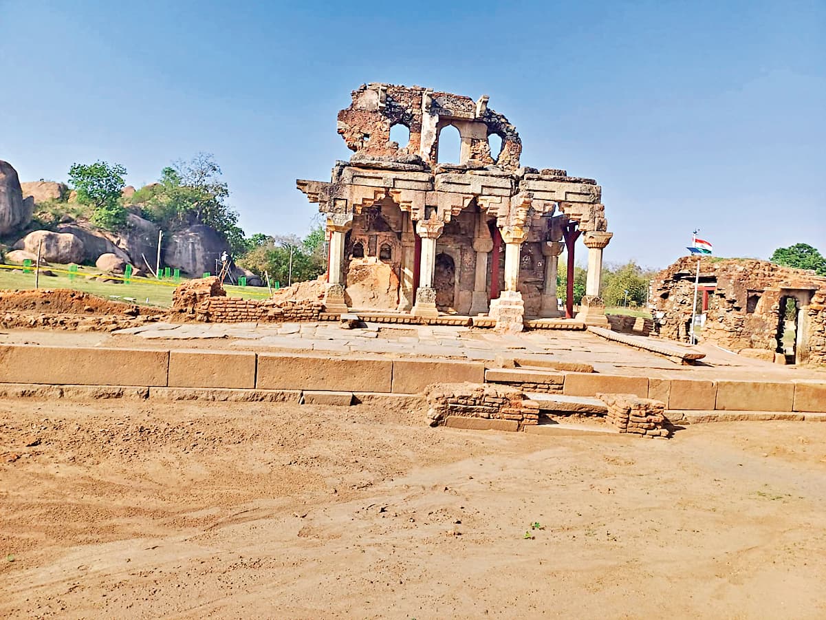 गुमला के नवरत्नगढ़ में खुदाई में मिला 355 साल पुराना शिव मंदिर