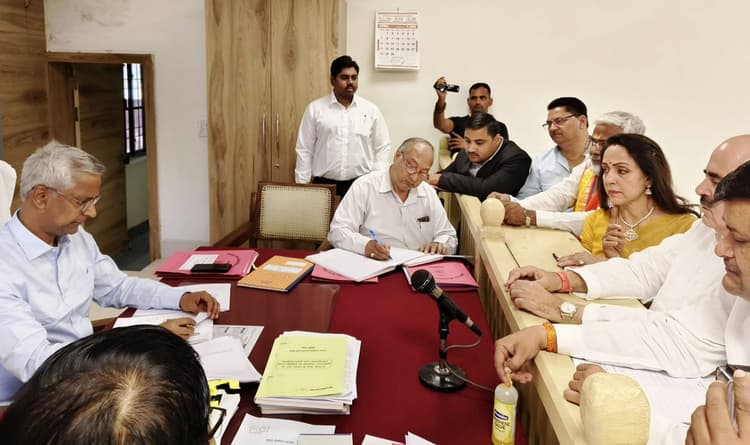 Lok Sabha Election 2024: हेमा मालिनी ने मथुरा सीट से नामांकन भरा, सुरजेवाला के बयान का दिया जवाब